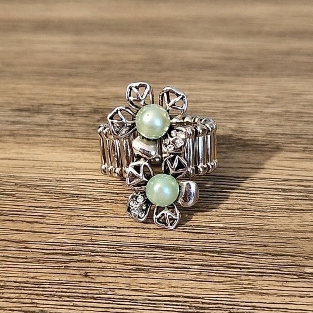 NWT Double Light Green Faux Pearl Flower Silvertone Ring with Stretchy Band